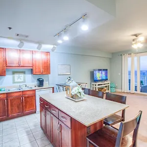 Amazing Style, Laketown Wharf 1305 -1bd, 2ba Amenities And Location! Holiday home